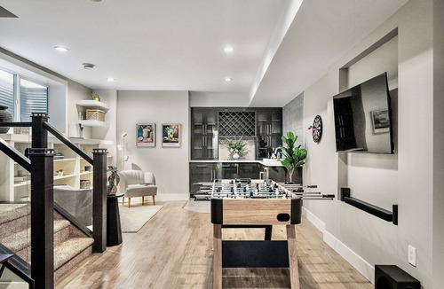Killarney House | Luxury Cityscape Retreat w/Hot Tub