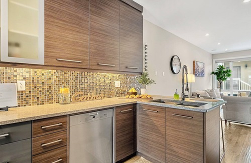 Killarney House | Luxury Cityscape Retreat w/Hot Tub