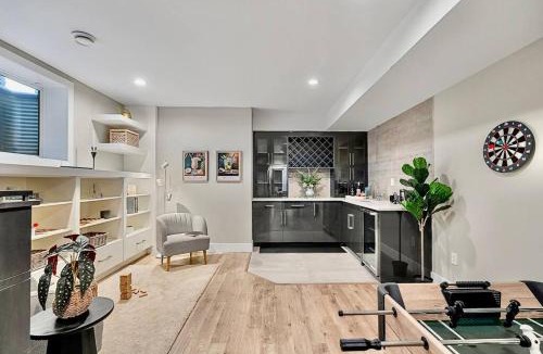 Killarney House | Luxury Cityscape Retreat with Hot Tub