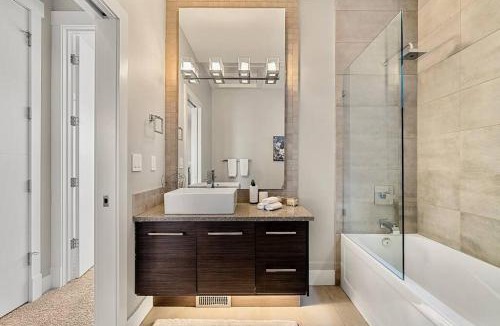 Killarney House | Luxury Cityscape Retreat with Hot Tub