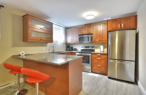 Cote-Des-Neiges—Notre-Dame-De-Grace Apartment | Luxury condo 1 bedroom & 1 sofabed , sleeps 4 & Hi-Speed WIFI