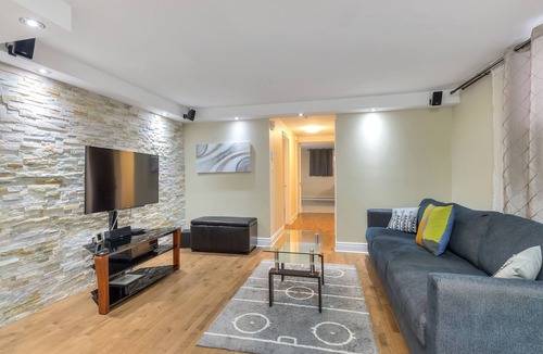 Cote-Des-Neiges—Notre-Dame-De-Grace Apartment | Luxury condo 1 bedroom & 1 sofabed , sleeps 4 & Hi-Speed WIFI