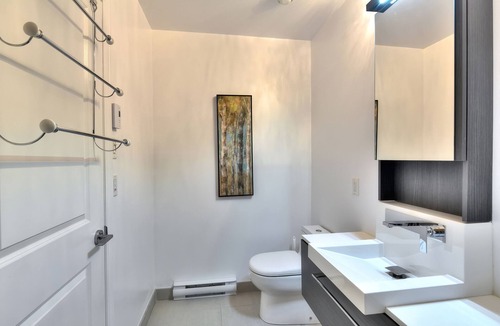 Cote-Des-Neiges—Notre-Dame-De-Grace Apartment | Luxury condo 1 bedroom & 1 sofabed , sleeps 4 & Hi-Speed WIFI