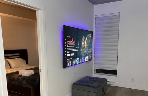 Pointe Claire Apartment | Luxury Condo 5 mins from Airport