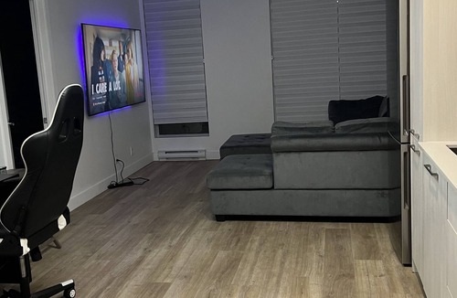 Pointe Claire Apartment | Luxury Condo 5 mins from Airport