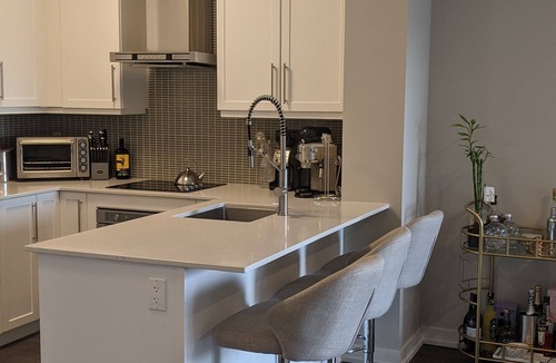 Burlington Condo | Luxury Condo- GO station, GYM, Pool, BBQs