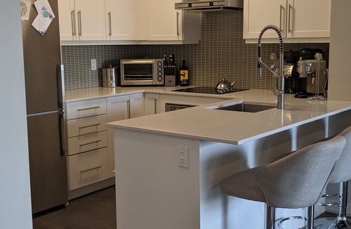 Burlington Condo | Luxury Condo- GO station, GYM, Pool, BBQs