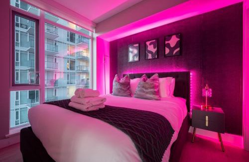 Victoria Park House | Luxury Corner Unit DT w Tower Views! Near Stampede, BMO Centre! FREE Banff Pass, Parking, Wine!