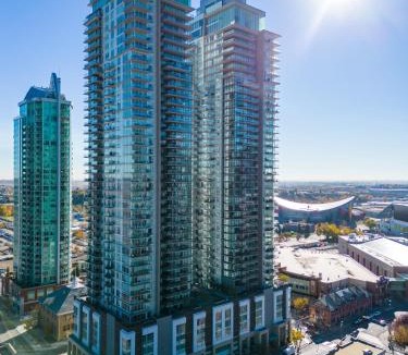 Victoria Park House | Luxury Corner Unit DT w Tower Views! Near Stampede, BMO Centre! FREE Banff Pass, Parking, Wine!