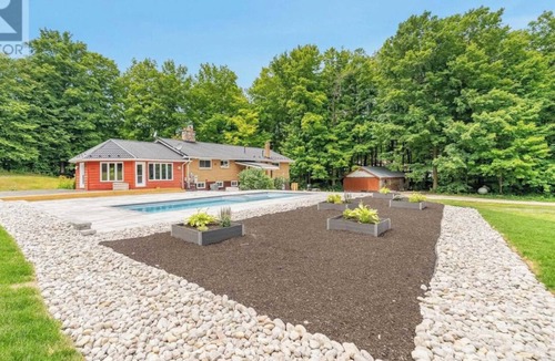 Mulmur Cottage | Luxury Cottage on 8 Acres of Greenery w/Pool & Games Room!