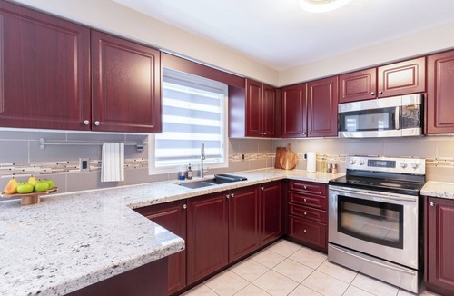 Barrie House | Luxury Cozy Family Retreat w/King Bed | BBQ Grill | Game Room | Garden View