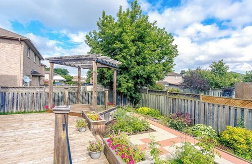 Barrie House | Luxury Cozy Family Retreat w/King Bed | BBQ Grill | Game Room | Garden View