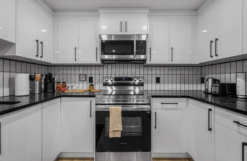 Southwest Calgary Apartment | Luxury : Cozy| Modern| Clean| Spacious| easy Access to major routes in Calgary