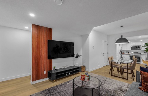 Southwest Calgary Apartment | Luxury : Cozy| Modern| Clean| Spacious| easy Access to major routes in Calgary
