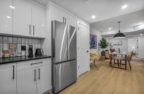 Southwest Calgary Apartment | Luxury : Cozy| Modern| Clean| Spacious| easy Access to major routes in Calgary