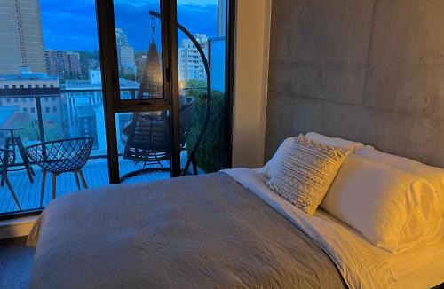 Connaught Apartment | LUXURY DT, 2 Bedroom DEAL, Private Balcony, Full Kitchen, Gym - FREE PARKING