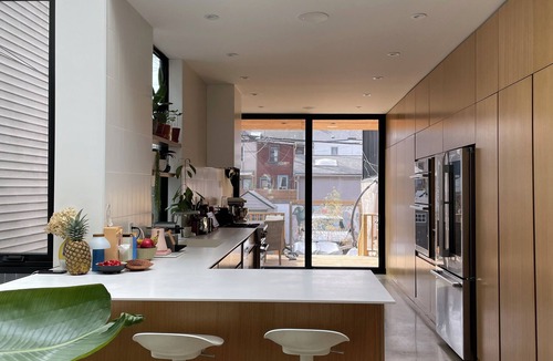 Leslieville House | Luxury Family Home Near Beaches & Parks | Sleeps 9 | Chef’s Kitchen & Yard
