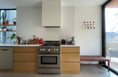 Leslieville House | Luxury Family Home Near Beaches & Parks | Sleeps 9 | Chef’s Kitchen & Yard