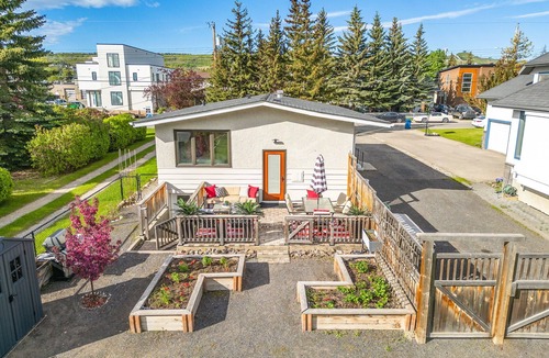 Northwest Calgary House | Luxury Family Home on the Bow - 5BR, Yard, more!