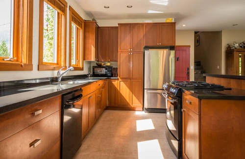 Brackendale House | Luxury Family Home with 2 Primary Suites (license no.00009207)