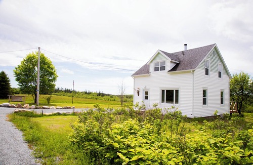 Halifax County Cottage | Luxury Farmstaycation - The Moose River Cottage at Lindsay Lake Farms