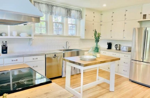 Niagara-on-the-Lake House | Luxury Farmhouse in Niagara-On-The-Lake: Waterfront & Vineyard Views