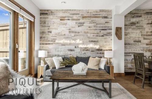 Canmore Apartment | Luxury Fire Mountain Lodge, Outdoor Hot Tub, Parking, Fast WiFi!