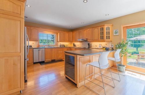 Belleville House | Luxury Hillside Farmhouse on The Bay of Quinte