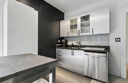 Summerhill House | Luxury Home 3bed2bath | Yorkville Parking | Sauna| Gym