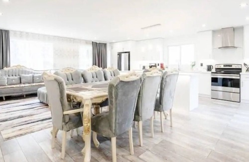 St. Catharines House | Luxury Home by the Lake [5 Bedrooms & 2 Baths]