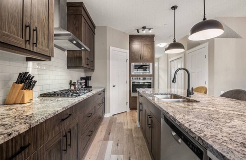 Calgary House | Luxury Home|Mins to Airport|3Bed| 2Tvs
