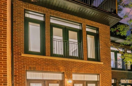 Yorkville House | Luxury Home Yorkville 4bed4bath Backyard Parking
