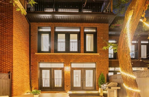 Yorkville House | Luxury Home Yorkville 4bed4bath Backyard Parking
