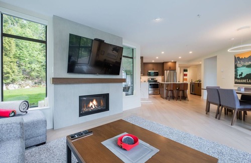Blueberry Hill Condo | Luxury Hudson's Bay Stay | Mtn Views | AC | BBQ