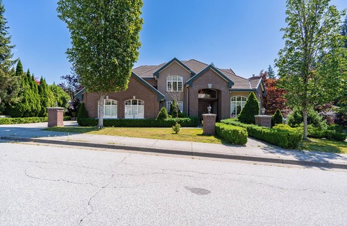 Westwood Plateau House | Luxury Italian-Style House – Private Room with Separate Entrance/1 bath/1 dining
