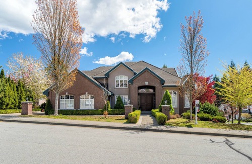 Westwood Plateau House | Luxury Italian-style House-Whole 1,000 sf Ground Floor-2 beds/1 bath/1 dining