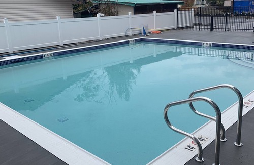 Vernon Apartment | Luxury Lake Escape - beach condo with lake access, pickleball and heated pool!