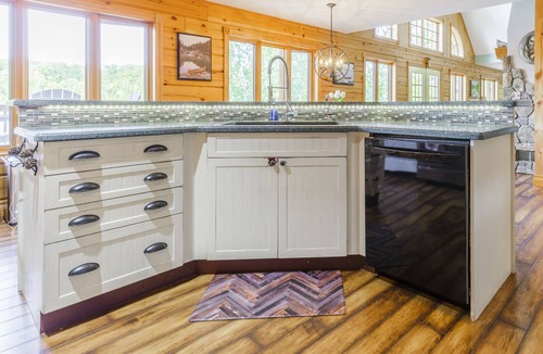 Trent Lakes Cottage | Luxury Lake Log Cottage With Hot Tub and Fire Place