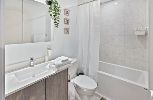 Swansea Condo | Luxury lake view |Beach pool |High park |Outdoor Swimming Pool |Balcony