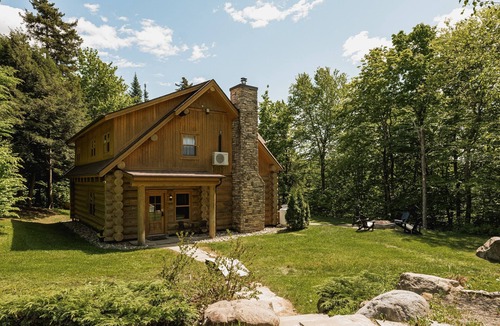 Fiddler Lake Resort Ski Chalet | Luxury lakefront Log Home Near St Sauveur with private hot tub