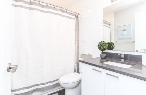 South Central Condo | Luxury Lakeshore Condo with Rooftop Patio