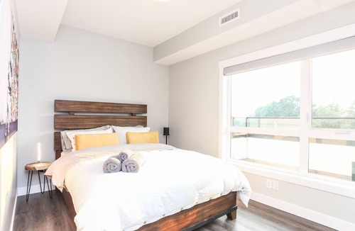 South Central Condo | Luxury Lakeshore Condo with Rooftop Patio