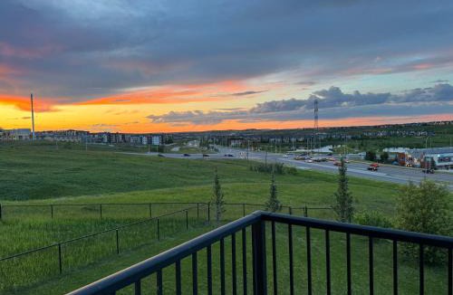 Kincora House | LUXURY LAKEVIEW HOME - 2500sqft of private space with 5 Beds, 4 Bath, 2 Living Rooms, Kitchen, AC, Jacuzzi, 10 Guests Max, Basement Not Included, 18-min to Airport, 20-min to Downtown, 80-min to Banff