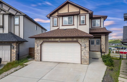 Kincora House | Luxury Lakeview Home w/King Beds & Jacuzzi @ 18-min to Airport, 80-min to Banff