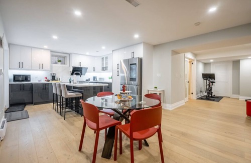 Lakeview Apartment | Luxury Lakeview Walkout Basement Apartment