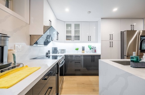 Lakeview Apartment | Luxury Lakeview Walkout Basement Apartment