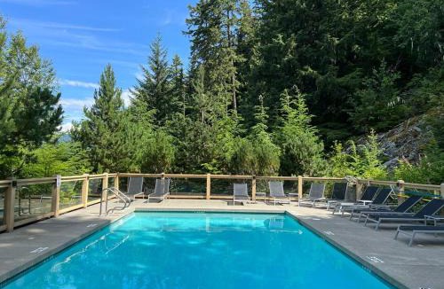Nordic Estates House | Luxury Mountain Retreat with PRIVATE Hot Tub by Harmony Whistler