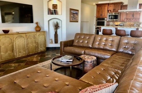 Greenehaven House | Luxury Near Lake Powell & Antelope Canyon: Hot Tub, Views & EV Charger