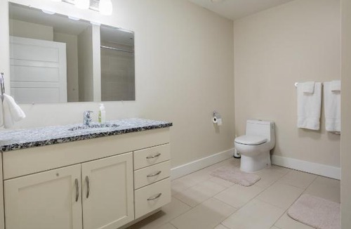 Downtown Apartment | Luxury One Bedroom Apartment in Kings Wharf