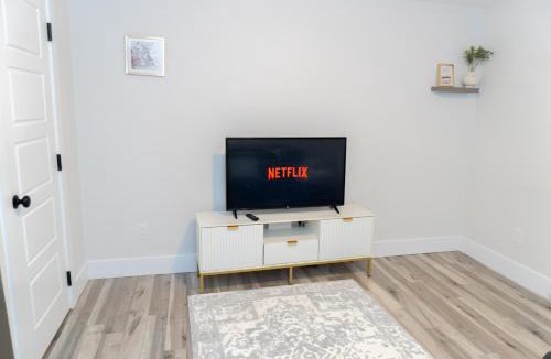 Dieppe House | Luxury One Bedroom Private Apartment just 7 minutes from the Airport
